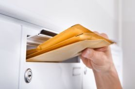 Data rozwiązania stosunku pracy, gdy dyscyplinarka wysłana pocztą dociera do pracownika po upływie terminu trwania umowy