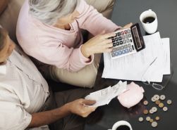 Data nabycia uprawnień do odprawy emerytalnej w przypadku pracownika, który odwoływał się od decyzji ZUS w sprawie przyznania emerytury
