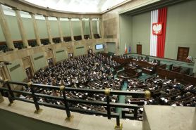 Sejm: Prawo do trzynastki także dla pracowników na urlopie macierzyńskim i ojcowskim