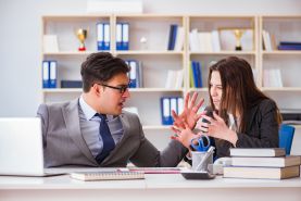 Konfliktowy współpracownik. 8 zdań, które pozwolą uniknąć sporów w pracy