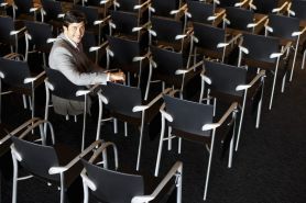 Zakwalifikowanie dni poświęconych na konferencję, na którą pracownik dobrowolnie się zgłosił