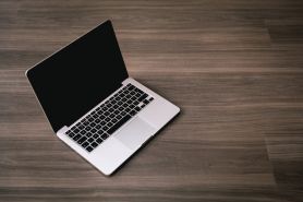 W co zapakować laptopa do pracy?