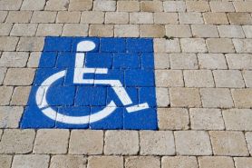 Od kiedy pracownik niepełnosprawny nabędzie prawo do dodatkowego urlopu, gdy zatrudniony został 1 stycznia