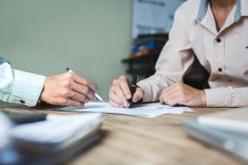 Jakie elementy (po zmianach w KP) wskazywać w umowie o pracę – praktyczne zestawienie i przykłady
