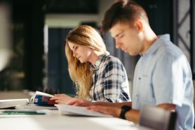 Kadry i płace oraz Finanse i rachunkowość – studia z dobrą perspektywą na kolejne lata