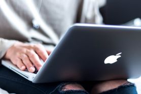 MacBook Air jako narzędzie pracy biurowej