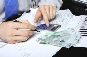Podstawa naliczenia odprawy emerytalnej a ryczałt samochodowy oraz dodatek bhp