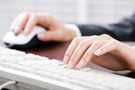 „Podglądanie” służbowego komputera pracownika – tylko za jego wiedzą