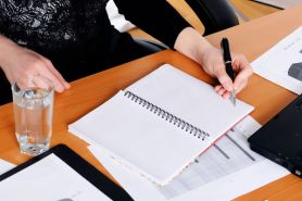 Jak prowadzić ewidencję pracownika samorządowego zatrudnionego w systemie zadaniowym?