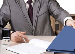 Jak ustalać wymiar urlopu, gdy pracownik pracuje równolegle w dwóch firmach