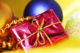Grudniowe świadczenia w firmie, czyli jak rozliczać świąteczne bonusy