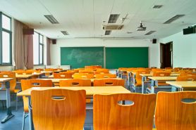 Czy można rozwiązać umowę o pracę z nauczycielem, który nie przychodzi do pracy