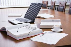 Dyrektywy unijne nie weszły w życie od sierpnia 2022 r. – czy pracodawca może jednak wprowadzić zmiany w przepisach