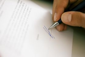 Umowa o pracę a dopuszczalność wprowadzenia dłuższych okresów wypowiedzenia i kwoty odstępnego