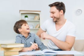 Jak wykazać w świadectwie pracy urlop rodzicielski wykorzystany w całości przez pracownika-ojca dziecka?