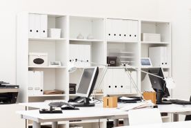 Praca hybrydowa, hot deski – o czym pamiętać organizując powrót pracowników do biura