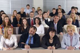 Zgłoszenie do ubezpieczenia zdrowotnego syna pracownicy, który wystąpił z seminarium duchownego i podejmuje studia