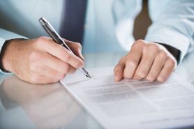 Sposób wypełnienia nowego wzoru umowy o pracę, gdy pracodawca nie uzupełnia umowy o dodatkowe okoliczności