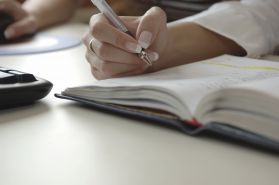 Na liście obecności i w ewidencji odnotowuje się nieobecności w robocze dni pracownika
