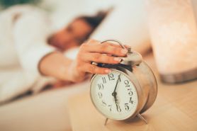 Jak ustalić miesięczne pobory pracownika, który wykonywał pracę w sobotę i wynagradzany jest w stałej stawce