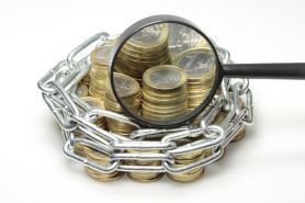 Czy można odczekać z wypłatą pensji z zakończonej umowy, gdy pracownik kontynuuje zatrudnienie?
