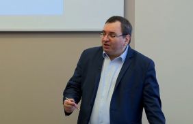 Minimalna stawka godzinowa zleceniobiorcy – skutki w prawie pracy, składkach i podatkach