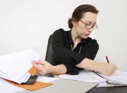 Czy należy skorygować dokumenty rozliczeniowe za miesiąc, gdy pracownik otrzymał wynagrodzenie wyższe niż należne