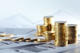 Wypłata składników pensji w różnych terminach – co wskazać w informacji o warunkach zatrudnienia