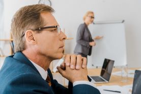 Badania lekarskie i szkolenia bhp zleceniobiorców oraz samozatrudnionych – kiedy trzeba przeprowadzić