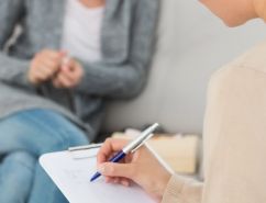 Na kiedy zaplanować kolejną ocenę okresową, gdy pracownica wraca po nieobecnościach rodzicielskich