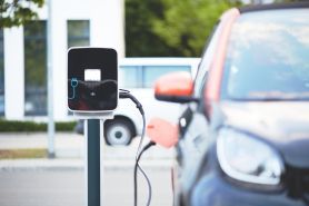 Fiskus chce podatku od służbowej jazdy samochodem elektrycznym