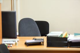Notoryczne nieobecności pracowników – czy i jak prowadzić rozmowy poabsencyjne?