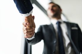 Skuteczne dotarcie do klientów biznesowych – jak wykorzystać gotowe bazy firm w strategii sprzedaży