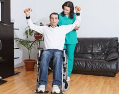 Czy można modyfikować warunki zatrudnienia, gdy pracownik przebywa na świadczeniu rehabilitacyjnym