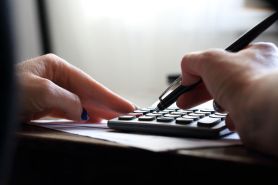 Jak rozliczać wynagrodzenia pracownika z zajęciem komorniczym – 6 praktycznych przykładów