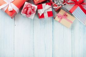 Jak rozliczyć upominki świąteczne, które zostaną przekazane pracownikom w grudniu