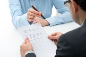 Poświadczanie dokumentów za zgodność – czy pracownik urzędu powinien mieć upoważnienie
