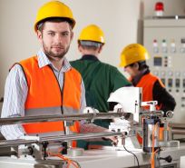 Jak kwalifikować pracę mistrza produkcji, gdy kieruje on zespołem pracowników
