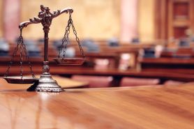 Wypowiedzenie z powodu utraty zaufania za brak szczepienia jest niezgodne z prawem