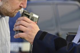 Zakładowa kontrola trzeźwości pracowników – nowe przepisy już wywołują wątpliwości