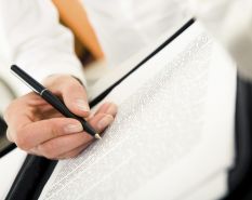 Niezgodna z prawem decyzja nadal jest ważna i nie ma wpływu na emeryturę byłego funkcjonariusza państwowego (II UK 309/14)