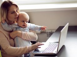 Urlop rodzicielski po zmianach – jak go opodatkować od 1 lipca 2022 r. i czy można złożyć wniosek w formie elektronicznej