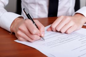 Pisemna umowa albo potwierdzenie warunków - przed dopuszczeniem do pracy