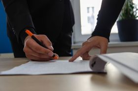 Likwidacja oddziału a zmiana miejsca pracy – co zrobić, gdy pracownik odmawia?