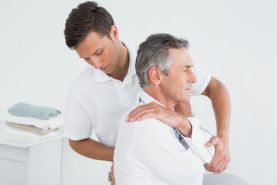 Jak ustalić wynagrodzenie za miesiąc, w którym pracownik skierowany został na rehabilitację w ramach prewencji rentowej ZUS