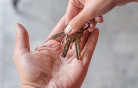 Mieszkanie udostępnione pracownikowi – kiedy będzie zwolnione ze składek