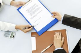 Rozwiązanie umowy za porozumieniem stron na prośbę pracownika, któremu wręczono dyscyplinarkę