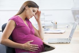 Przedłużenie do dnia porodu umowy o pracę ze stażystką, która w trakcie stażu przedłożyła zaświadczenie o ciąży