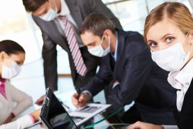 Zwolnienie z obowiązku zakrywania ust i nosa w pracy – może wpłynąć na odpowiedzialność pracodawcy