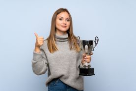 Nagrody jubileuszowe pracowników w postaci rzeczowej a składki ZUS (interpretacja ZUS z 22 września 2021 r., DI/100000/43/640/2021 – omówienie)